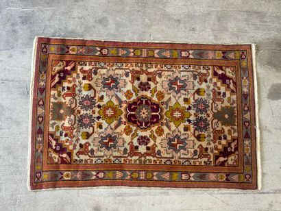 Tapis en laine noué main à décor de motifs...