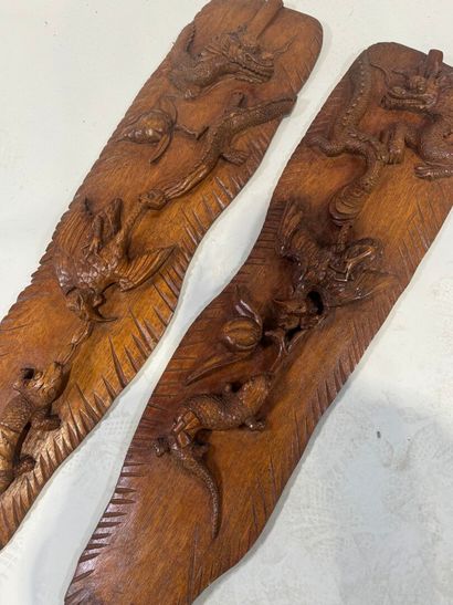 Paire de panneaux en bois sculpté et patiné...
