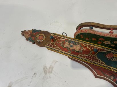Étagère murale en bois peint à décor de fleurs...