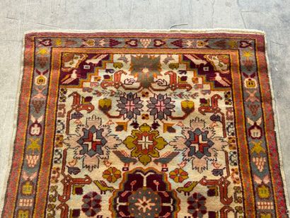 Tapis en laine noué main à décor de motifs...