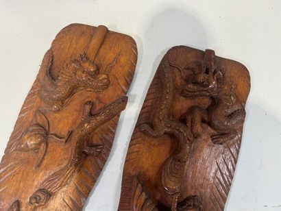 Paire de panneaux en bois sculpté et patiné...