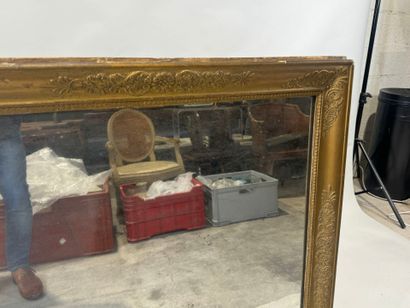 Miroir en bois et stuc doré à décor feuillagé.
94...