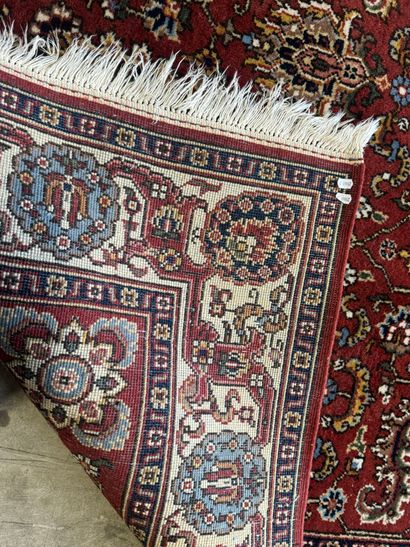Tapis en laine noué main sur fond ocre à...