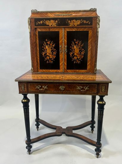Meuble secrétaire en bois et placage ouvrant...