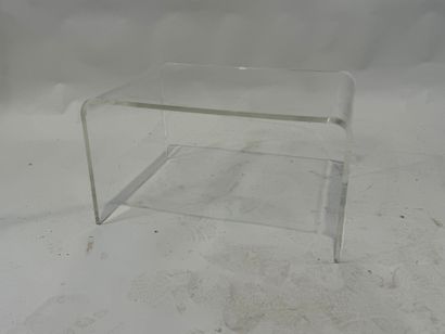 Bout de canapé en plexiglas.
31 x 55 x 39,5...