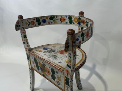 Petit fauteuil en bois peint à décor de fleurs,...