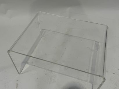Bout de canapé en plexiglas.
31 x 55 x 39,5...