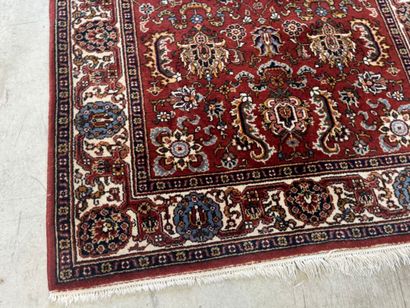 Tapis en laine noué main sur fond ocre à...