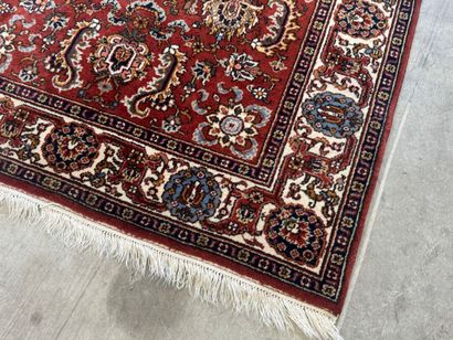 Tapis en laine noué main sur fond ocre à...