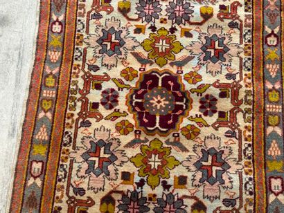 Tapis en laine noué main à décor de motifs...