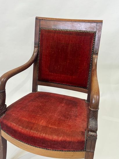 Fauteuil en bois mouluré et sculpté, les...