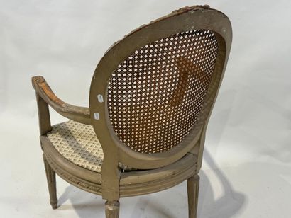 Fauteuil médaillon, le dossier canné en bois...