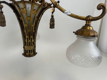 Lustre en métal doré ajouré à trois bras...