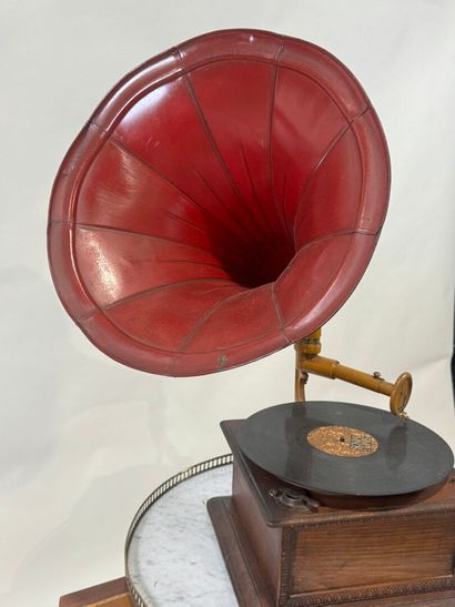 Phonographe en bois et métal, avec pavillon...