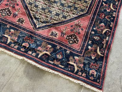 IRAN, XXe.
KOLIAI.
Tapis en laine noué main...