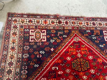 Grand tapis en laine noué main à décor sur...