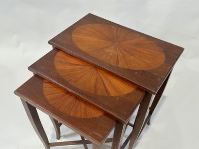 Table-gigogne en bois et placage.
60 x 50...