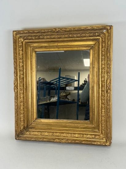 Miroir en bois et stuc doré à décor feuillagé.
40...