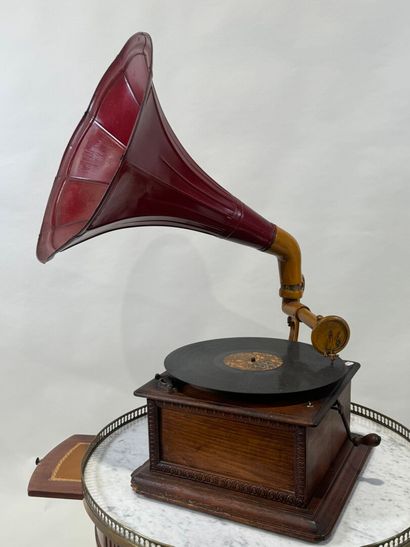 Phonographe en bois et métal, avec pavillon...