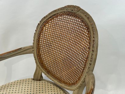 Fauteuil médaillon, le dossier canné en bois...