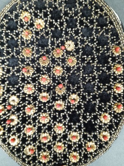 Lot including : 
- Black cut velvet evening...
