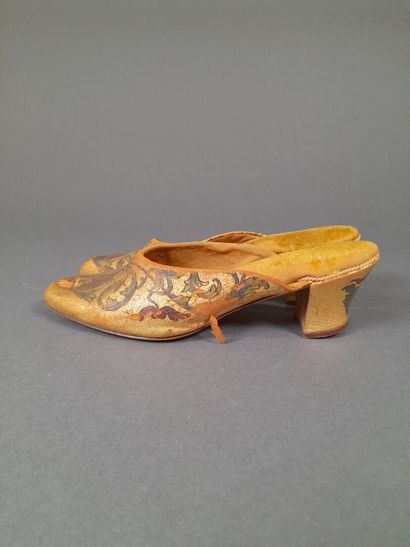 Mules in painted leather with acanthus leaves...
