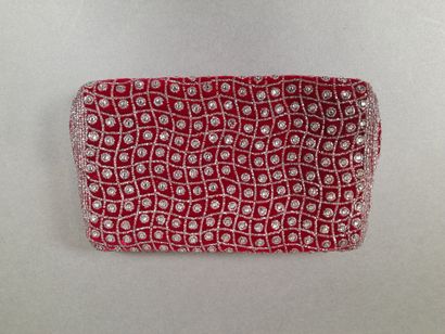 SUVIANE.
Evening clutch in red cut velvet...
