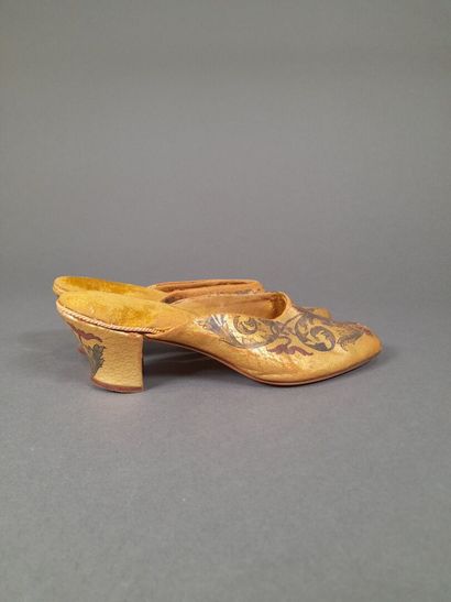 Mules in painted leather with acanthus leaves...