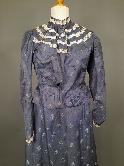 Set in shaped silk decorated with blue and...