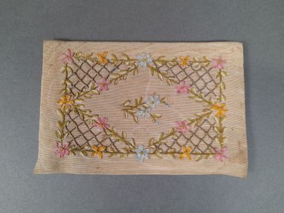 Lot including : 
- Fluted and moiré cream...