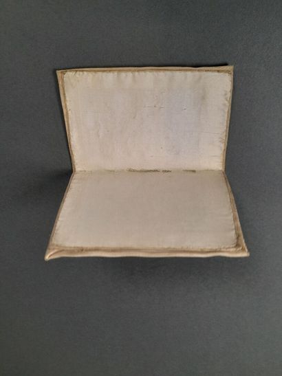 Lot including : 
- Fluted and moiré cream...