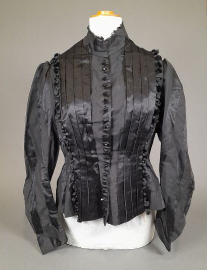 Lot including: 
- MME TRAVER, ROBES ET CONFECTION,...