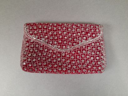 SUVIANE.
Evening clutch in red cut velvet...