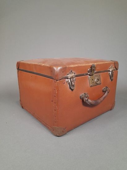 Set of two hat boxes in vulcanized fiber...