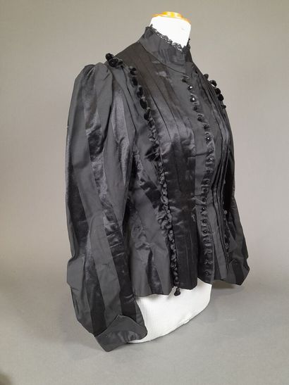 Lot including: 
- MME TRAVER, ROBES ET CONFECTION,...