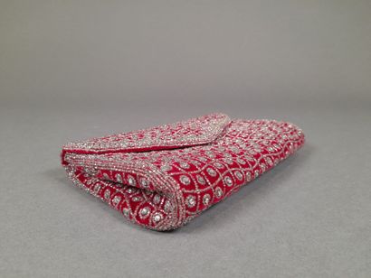 SUVIANE.
Evening clutch in red cut velvet...