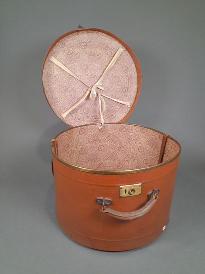 Set of two hat boxes in vulcanized fiber...