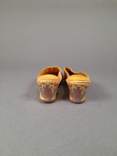 Mules in painted leather with acanthus leaves...
