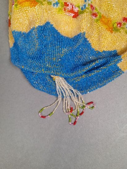 Lot including : 
- Purse-shaped reticule...