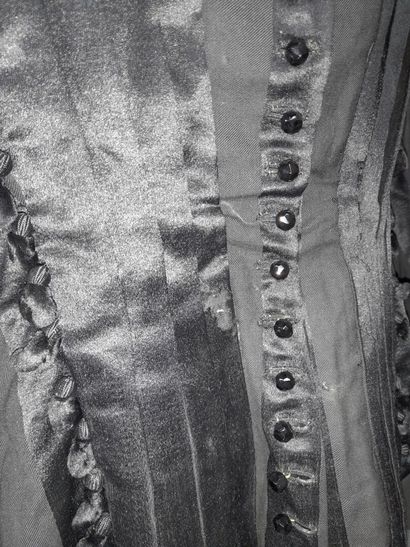 Lot including: 
- MME TRAVER, ROBES ET CONFECTION,...