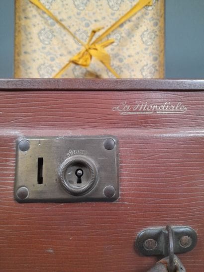Set of two hat boxes in vulcanized fiber...