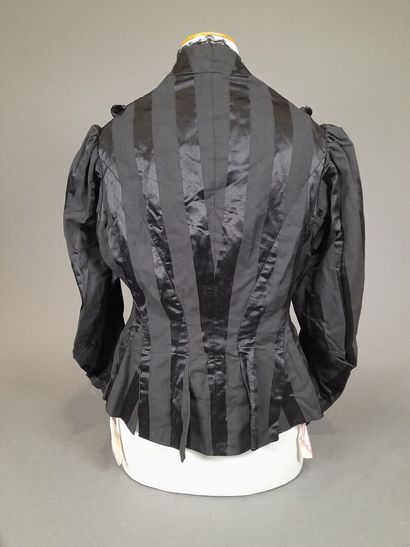 Lot including: 
- MME TRAVER, ROBES ET CONFECTION,...