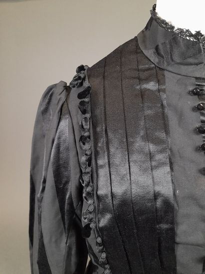 Lot including: 
- MME TRAVER, ROBES ET CONFECTION,...