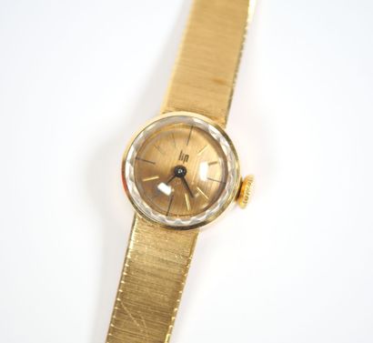 LIP.
Ladies' watch, circular case and bracelet...
