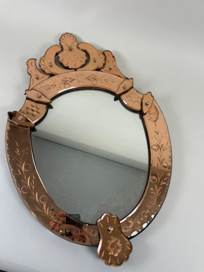 Miroir dit de Venise en verre coloré et gravé...