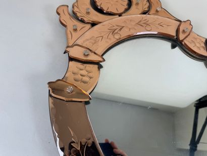 Miroir dit de Venise en verre coloré et gravé...