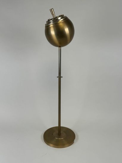 Salon ashtray in gilt metal, circular base.
H....