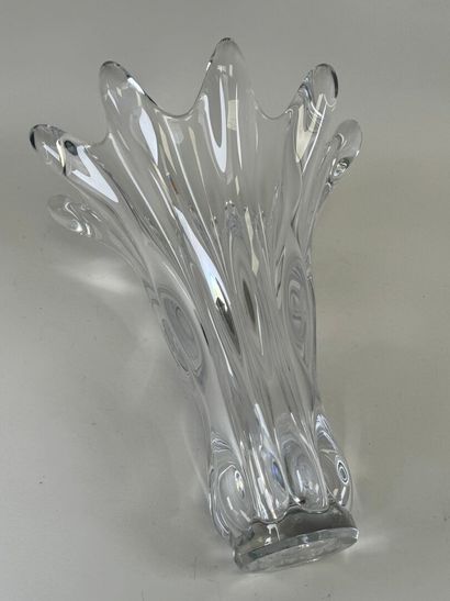 Important vase en cristal taillé.
H. 43 cm.
(éclat...