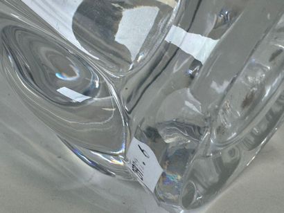 Important vase en cristal taillé.
H. 43 cm.
(éclat...