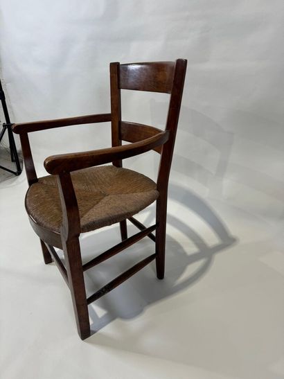 Molded wood armchair, straw seat.
19th century.
83...